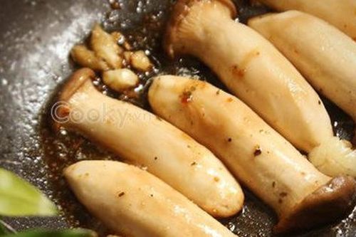 Mách chị em cách chế biến một loại nấm: Buồn miệng thì có thể ăn vặt, đói bụng thì ăn cùng với cơm, kiểu gì cũng ngon 'bá cháy'!