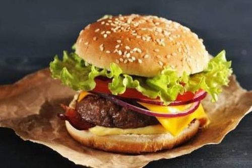 Từ vụ bé 10 tuổi nguy kịch khi ăn hamburger, chuyên gia cảnh báo nhóm thực phẩm nguy cơ dị ứng cao, cho trẻ ăn cần cảnh giác