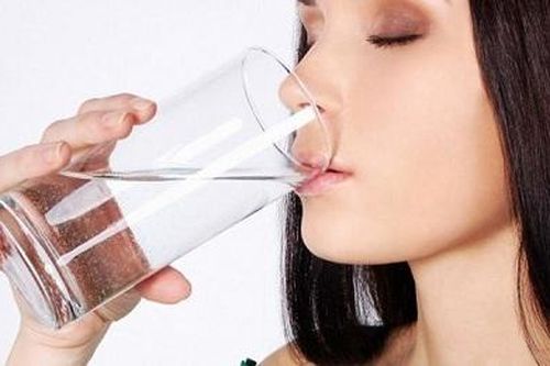 Những hệ lụy từ việc uống nhiều nước trước khi ngủ