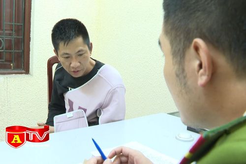 CAQ Đống Đa bắt giữ đối tượng mang dao đến cửa hàng FPT để cướp điện thoại