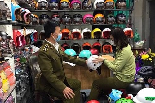 Nhiều mũ bảo hiểm giả mạo nhãn hiệu tại Đà Nẵng bị thu giữ