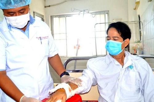 Cần Thơ: Máy cưa cắt gần đứt lìa bàn tay và bàn chân