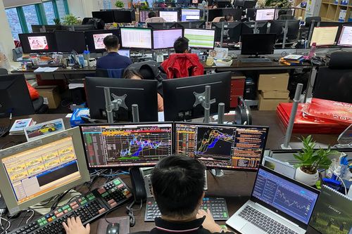 Dùng hình ảnh gợi cảm, giàu sang lôi kéo đầu tư Forex