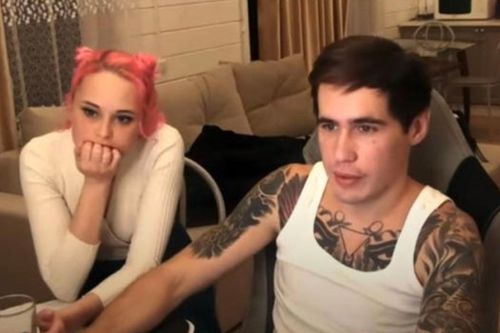 Mải livestream, YouTuber người Nga để bạn gái chết cóng ngoài cửa