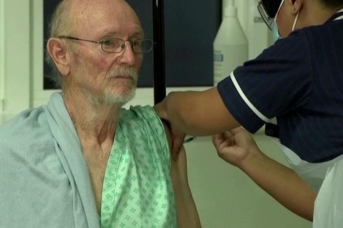 Cụ ông William Shakespeare được tiêm vaccine ở Anh