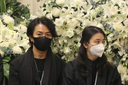Trịnh Y Kiện, Trương Vệ Kiện viếng đạo diễn 'Lan Quế Phường'
