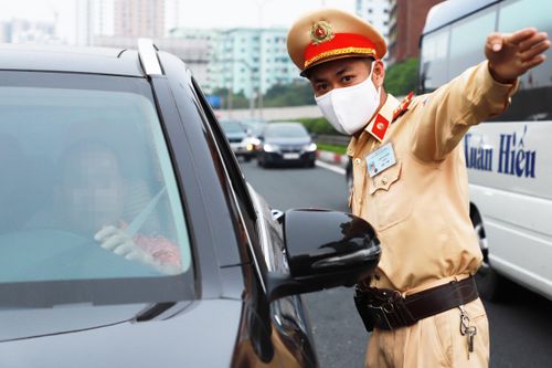 Hà Nội sẽ dán thông báo phạt nguội trên kính ôtô
