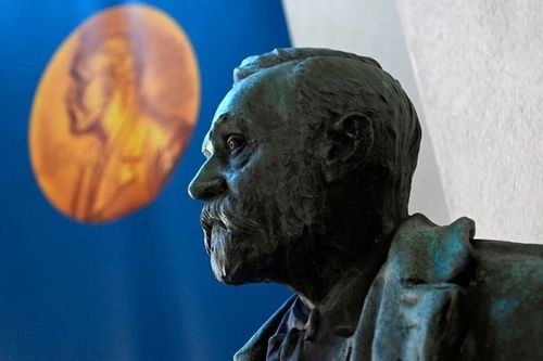 Lần đầu tiên giải Nobel được trao tại nhà người đoạt giải