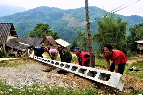 Nỗ lực đưa điện đến bản xa