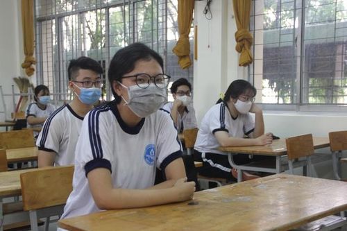 Trường học TPHCM sẵn sàng tổ chức kiểm tra 'mỗi thí sinh một bàn, ngồi lệch góc'