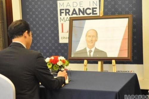 Lãnh đạo Bộ Ngoại giao ghi sổ tang chia buồn cựu Tổng thống Pháp Valery Giscard d'Estaing qua đời