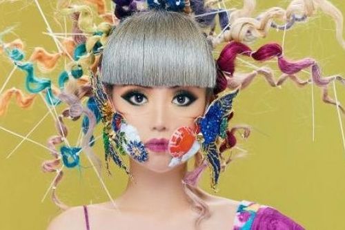 Siêu mẫu gốc Việt Jessica Minh Anh khoe sắc cùng chiếc khẩu trang chống biến đổi khí hậu
