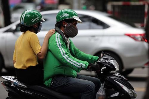 Khách hàng, tài xế thiệt thòi, bức xúc khi Grab tăng giá cước và mức chiết khấu