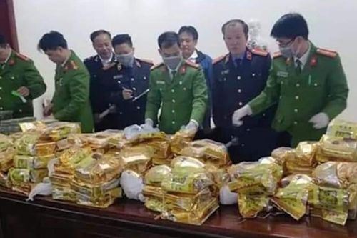 Nghệ An: 4 đối tượng bị bắt giữ khi dùng xe bán tải chở 240kg chất bột nghi ma túy