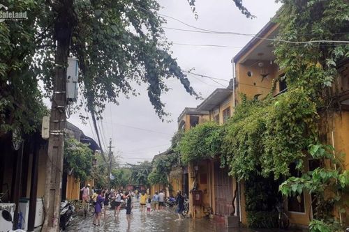 Phố cổ Hội An oằn mình vì bão lũ