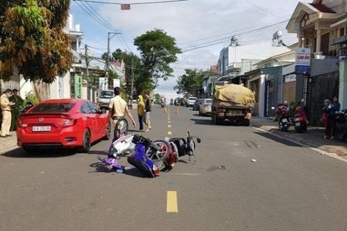 Tin giao thông đến sáng 9/12: Ngã ra đường, nữ phóng viên bị xe tải cán tử vong; tài xế thoát chết khi ô tô bị tàu hỏa tông