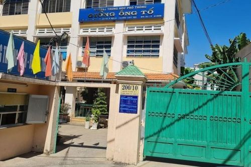 Tạm đình chỉ 1 năm học với 2 nam sinh đặt máy quay trong nhà vệ sinh