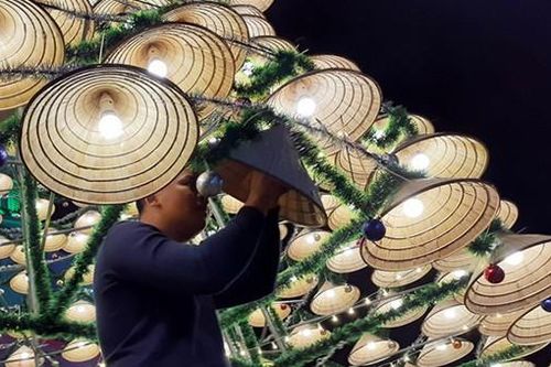 Độc đáo cây thông Noel cao 18m, kết từ 1000 nón lá ở xứ Nghệ