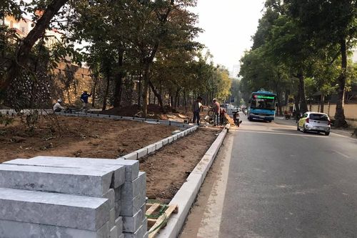 Công trường lát đá vỉa hè Hà Nội không biển báo, giấu tên nhà thầu