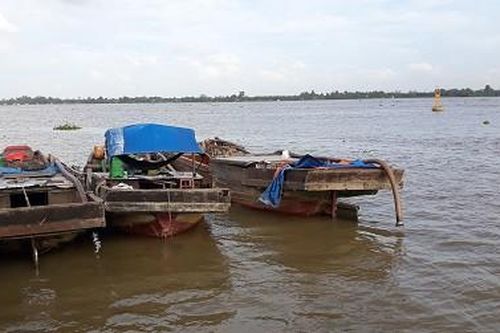 Xử phạt nhóm đối tượng khai thác cát trái phép 200 triệu đồng