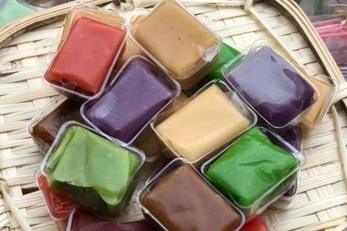 Thị trường 9/12: Vé máy bay Tết rẻ hơn năm ngoái, kẹo dừa 7 vị 'cháy hàng'