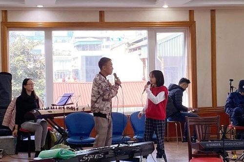 NSƯT Việt Hoàn đưa con gái 11 tuổi lên sân khấu
