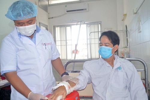 Người đàn ông bị máy cưa chém đứt gần lìa bàn tay và chân