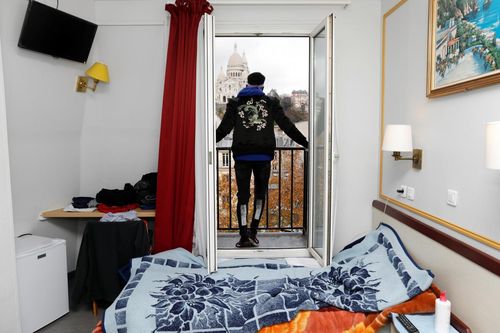 Khách sạn Paris mở cửa chào đón người vô gia cư