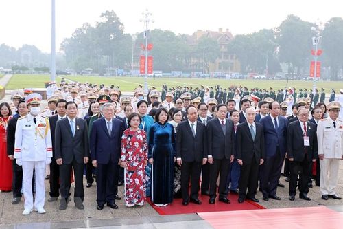 2.300 đại biểu dự Đại hội thi đua yêu nước toàn quốc lần thứ X vào Lăng viếng Chủ tịch Hồ Chí Minh