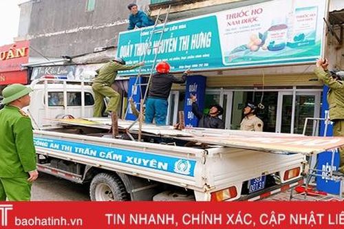 Tháo dỡ hơn 100 ki-ốt lấn chiếm vỉa hè ở phố thị Cẩm Xuyên