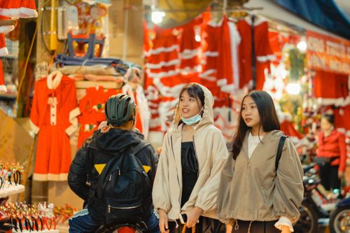 Giới trẻ 'check-in' đón không khí Giáng sinh sớm trên phố Hàng Mã