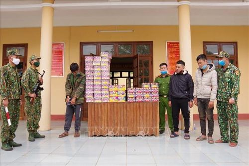 Phát hiện nhiều vụ vận chuyển trái phép pháo, lâm sản trên tuyến biên giới
