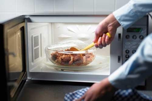 Những điều tuyệt đối không nên làm khi sử dụng lò vi sóng