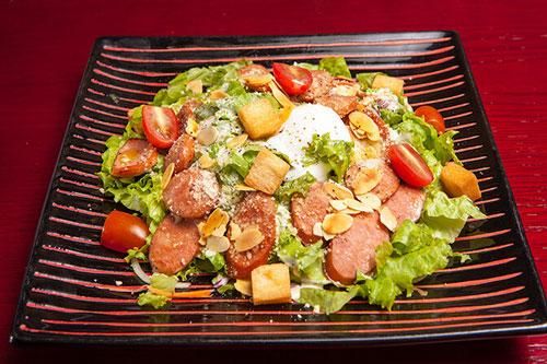 Cách làm salad xúc xích nấm rau củ cực healthy cho các nàng muốn giảm cân