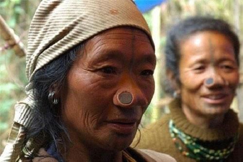 Kỳ dị bộ tộc phụ nữ có 'mũi quỷ' mới dễ lấy chồng