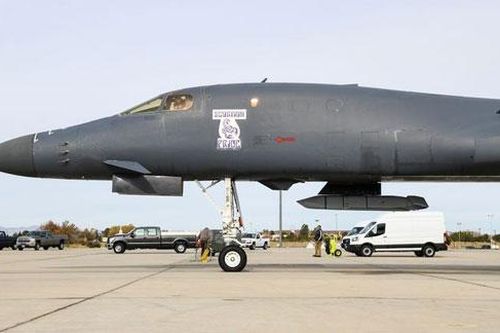 Xuất hiện 'vật lạ' dưới bụng oanh tạc cơ B-1 Lancer của không quân Mỹ