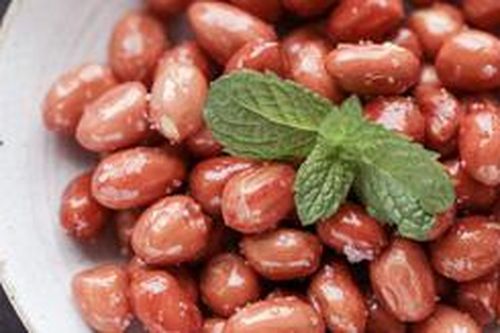 Đầu bếp bật mí 3 mẹo chiên lạc rang muối để mãi vẫn giòn ngon