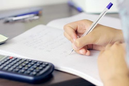 Xem lại bài Toán của con, mẹ ngỡ ngàng vì dữ kiện phi lý: 'Chẳng lẽ lại dạy trẻ có con lúc 16 tuổi?'