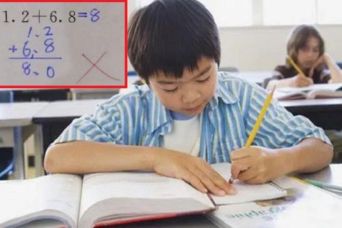 Bài toán 1,2 + 6,8 = 8 bị gạch sai, lời giải thích sau đó khiến nhiều phụ huynh bất ngờ