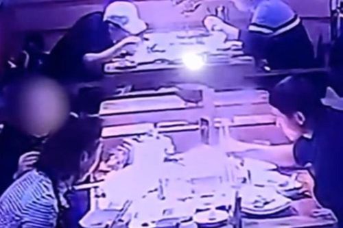 Muốn ăn quỵt bữa lẩu, cô gái giật tóc bạn rồi làm điều khó chấp nhận này