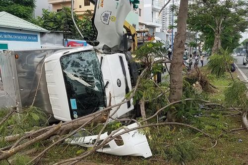 Xe tải biến dạng sau khi tông gãy hai cây xanh, tài xế và phụ xe may mắn thoát chết