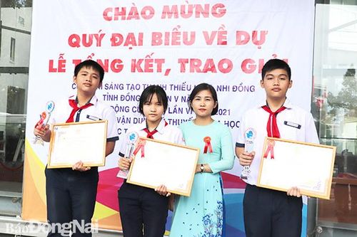 Hữu ích với dụng cụ chẻ thân cây khoai mì thành que