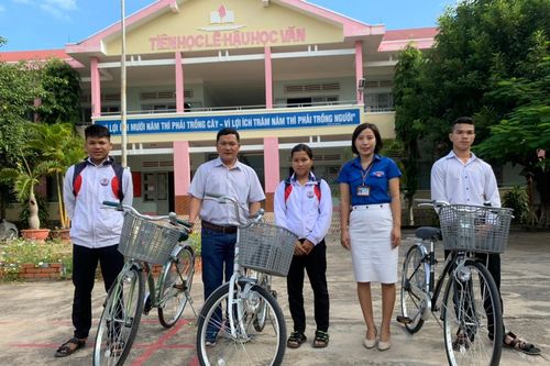 'Xe đạp nâng bước em đến trường': Nhân văn, thiết thực
