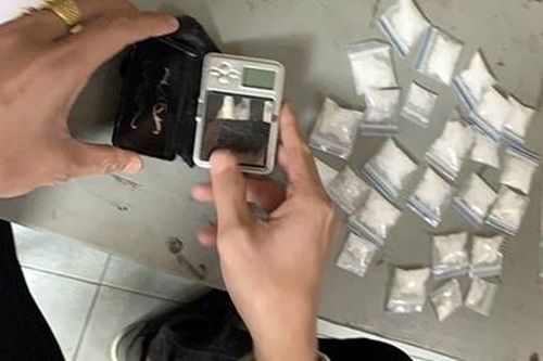 Mang ma túy phân nhỏ để bán lẻ, đôi nam nữ 'đụng' Cảnh sát