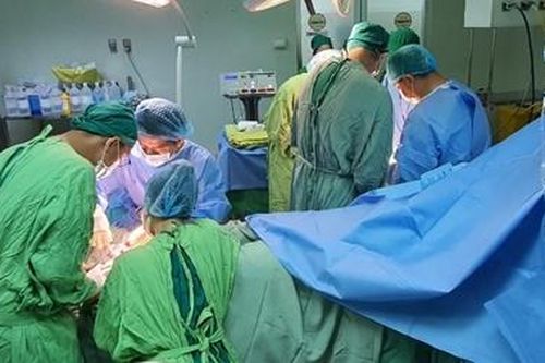 Người đàn ông bị máy cưa chém đứt gần lìa cổ tay, cổ chân
