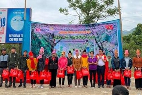 HDBank tặng quà cho bà con miền núi tỉnh Sơn La