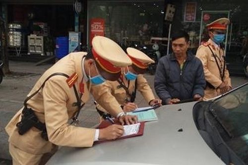Dán thông báo phạt 'nguội' với lái xe ô tô 'chây ỳ' dừng đỗ trên đường