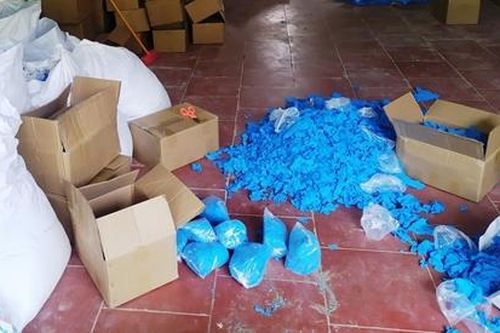 Phát hiện 8,15 tấn găng tay y tế đã qua sử dụng