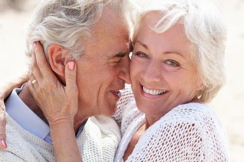 Mẹ chồng tương lai chọn đồ tân hôn toàn màu đỏ