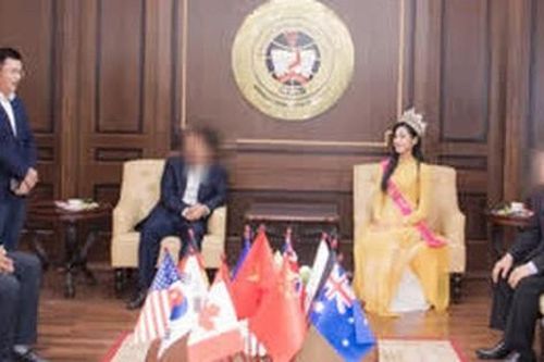 Hoa hậu Đỗ Hà bị chê trách vì ngồi khi thầy giáo đứng báo cáo: Trường Kinh tế Quốc dân nói gì?